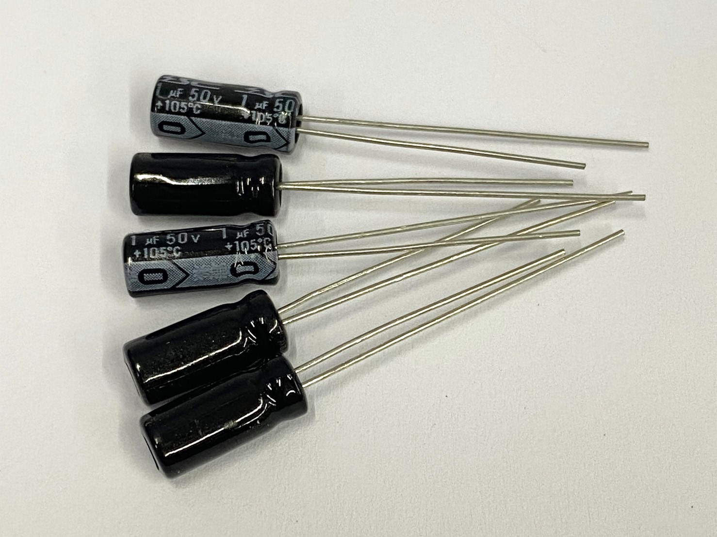 電解電容1uF50V 100pcs ( EC1uF50V 5x11/105℃ )