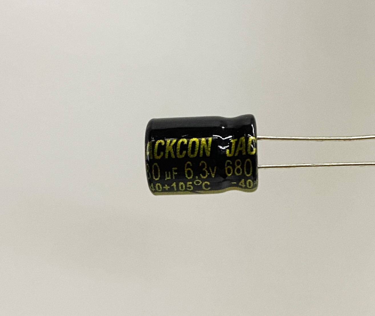 低漏電電容680uF6.3V 5pcs ( LESR680uF6.3V 8x11/105℃ )