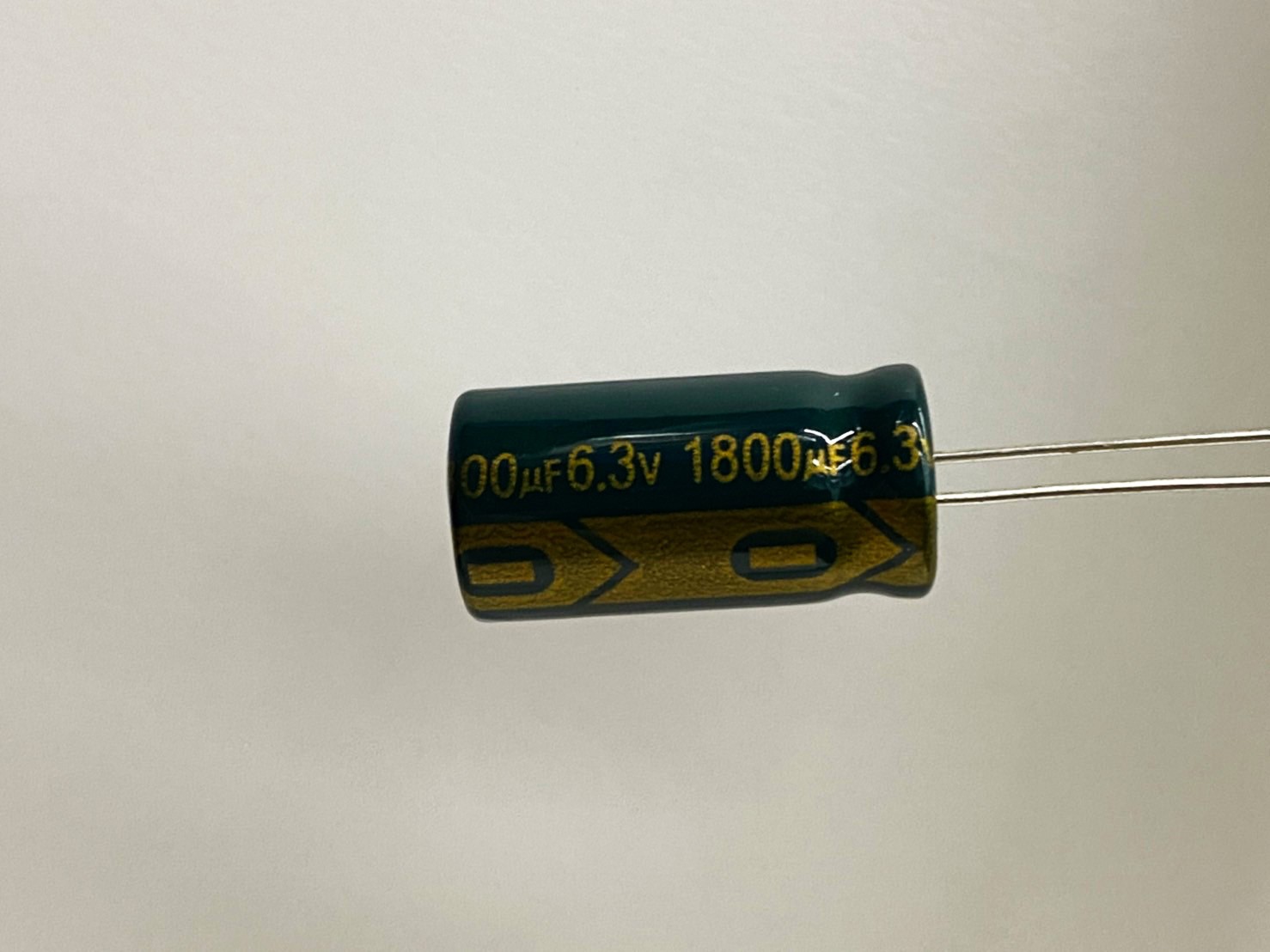 低漏電電容1800uF6.3V 2pcs ( LESR1800uF6.3V 10x20/105℃ )