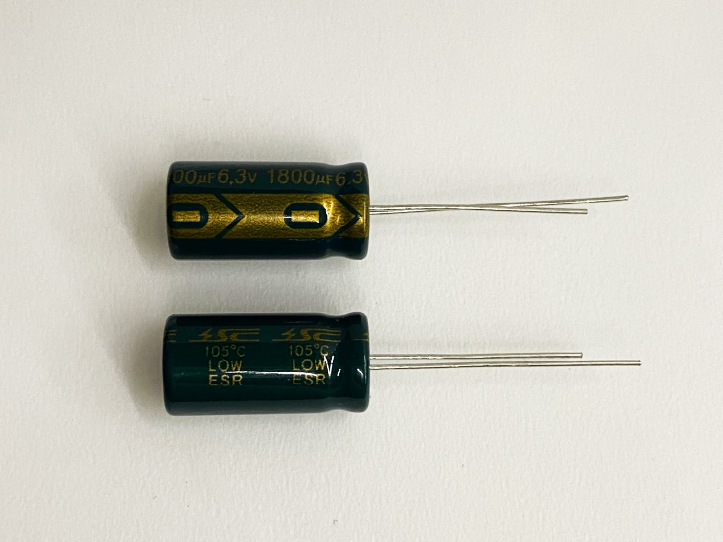 低漏電電容1800uF6.3V 2pcs ( LESR1800uF6.3V 10x20/105℃ )