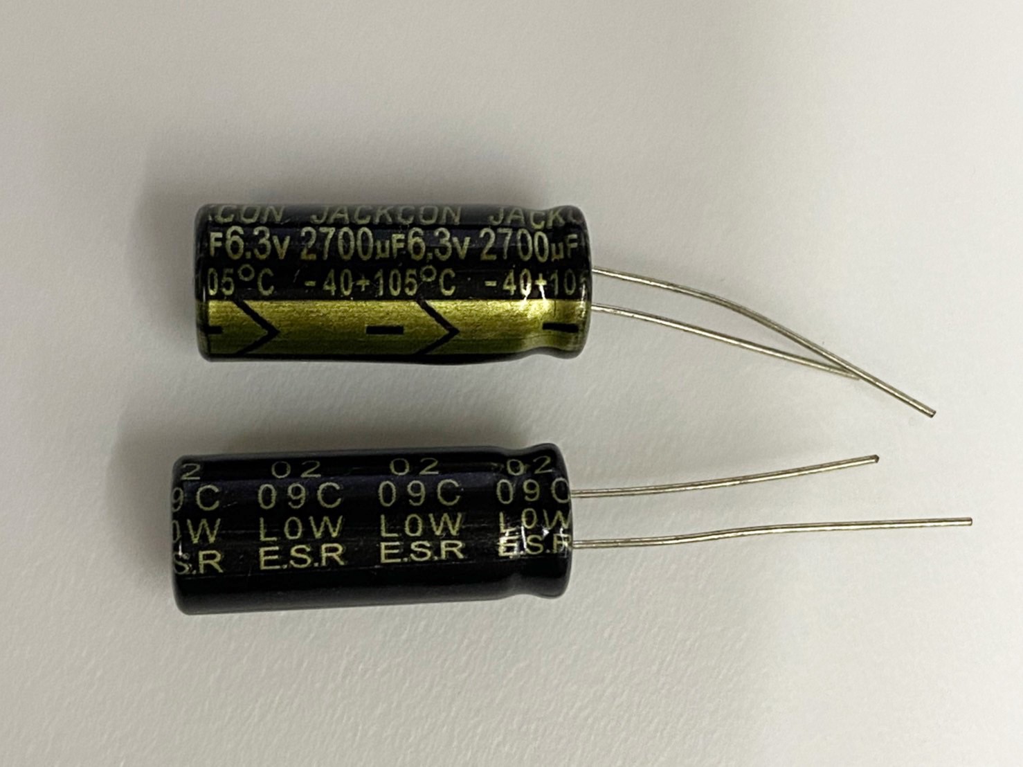 低漏電電容2700uF6.3V 2pcs ( LESR2700uF6.3V 10x25/105℃ )