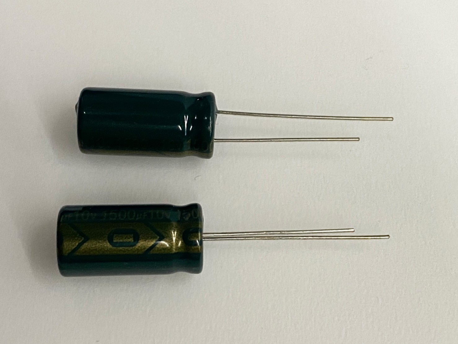 低漏電電容1500uF10V 2pcs ( LESR1500uF10V 10x20/105℃ )