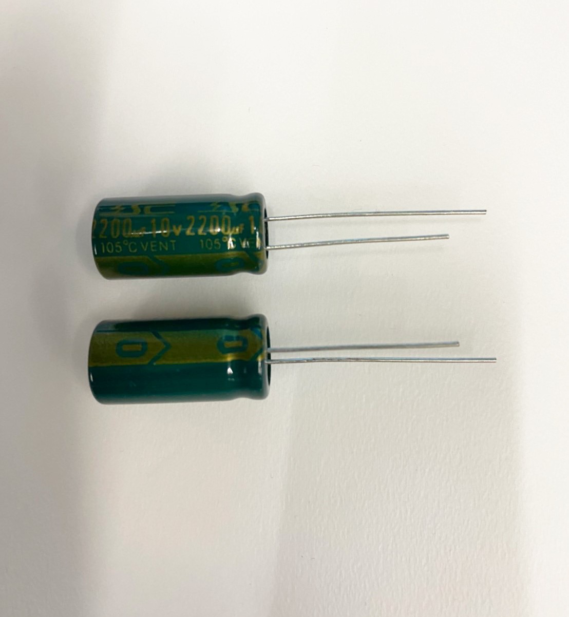 低漏電電容2200uF10V 2pcs ( LESR2200uF10V 10x25/105℃ )