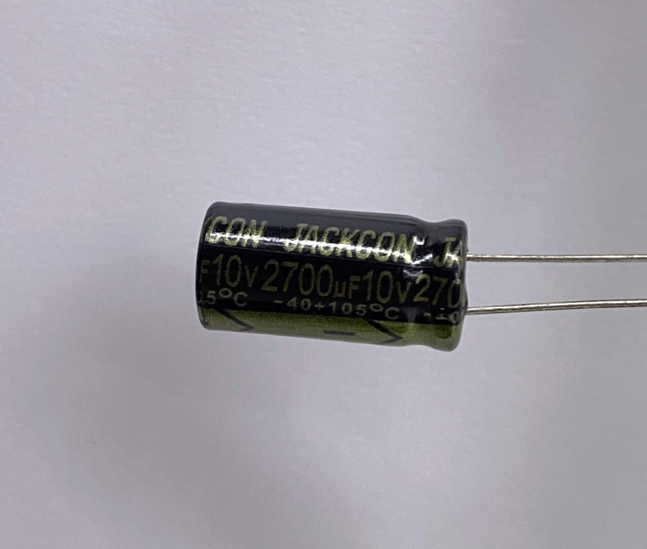 低漏電電容2700uF10V 1pcs ( LESR2700uF10V 10x20/105℃ )