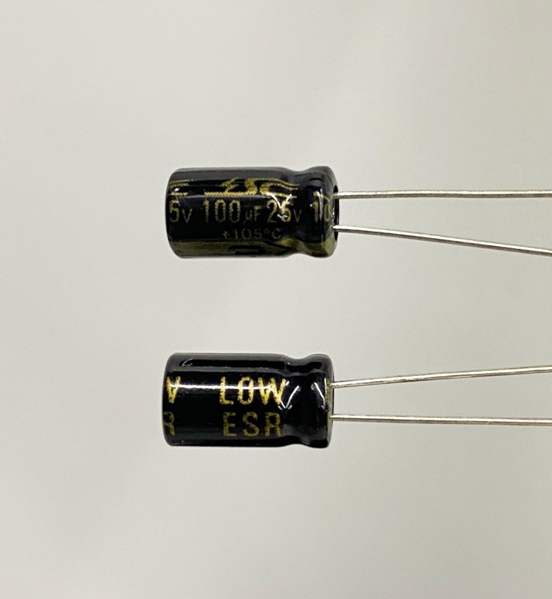 低漏電電容100uF25V 5pcs ( LESR100uF25V 6x11/105℃ )