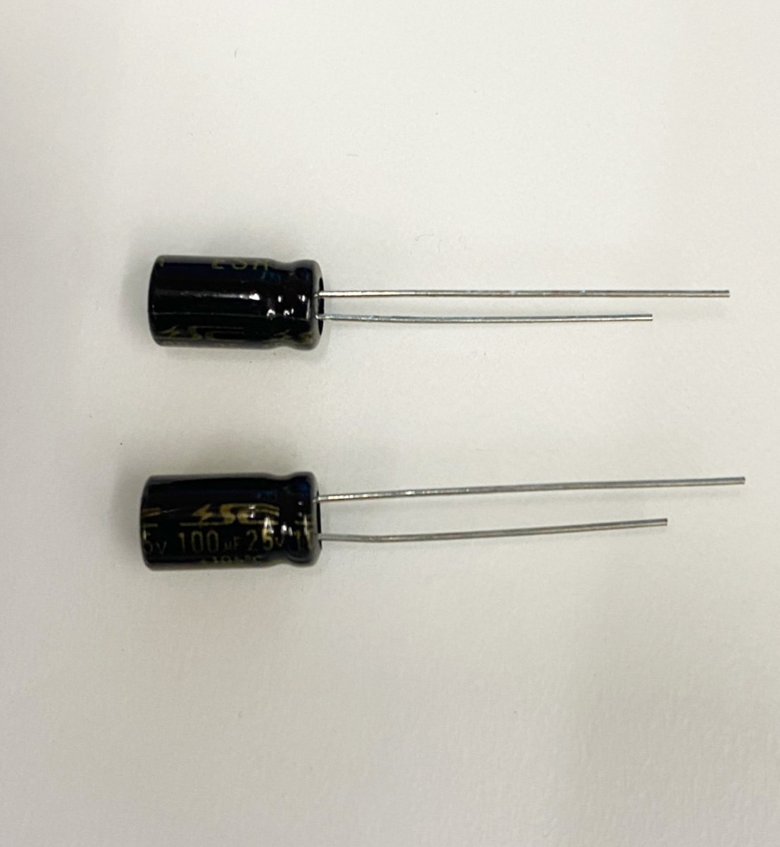 低漏電電容100uF25V 5pcs ( LESR100uF25V 6x11/105℃ )