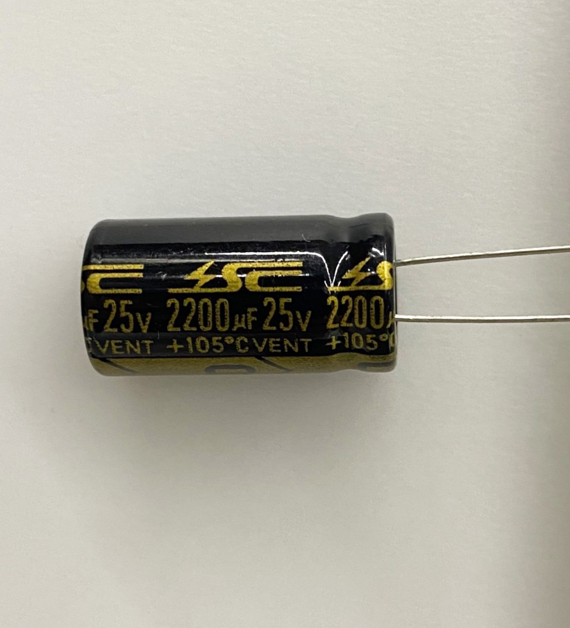 低漏電電容2200uF25V 1pcs ( LESR2200uF25V 13x21/105℃ )