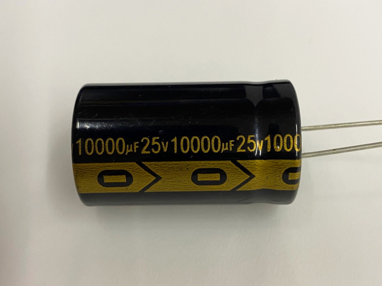 低漏電電容10000uF25V 1pcs ( LESR10000uF25V 25x42/105℃ )
