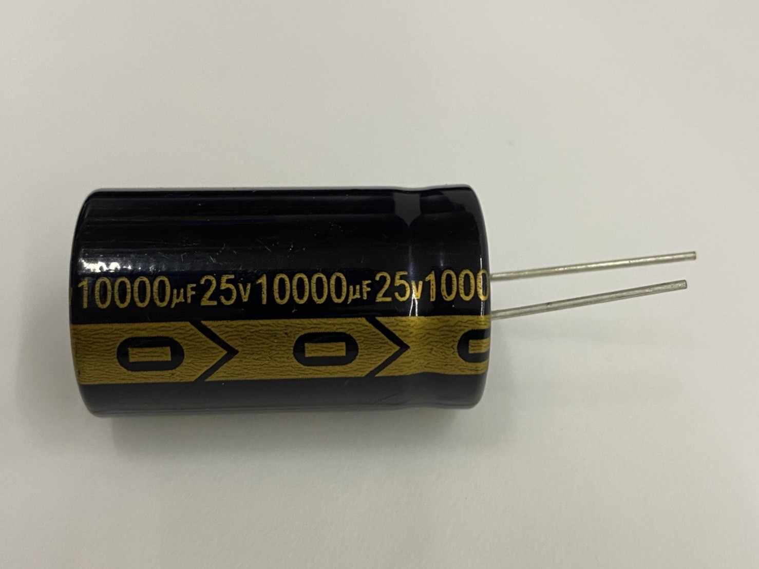 低漏電電容10000uF25V 1pcs ( LESR10000uF25V 25x42/105℃ )