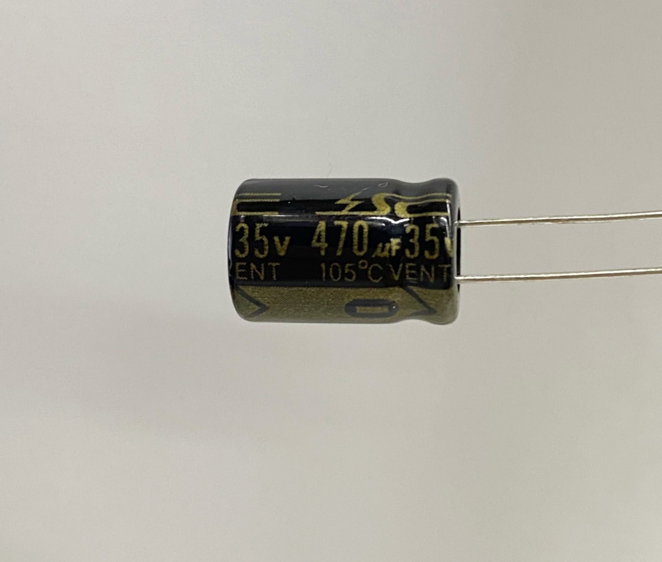 低漏電電容470uF35V 2pcs ( LESR470uF35V 10x15/105℃ )
