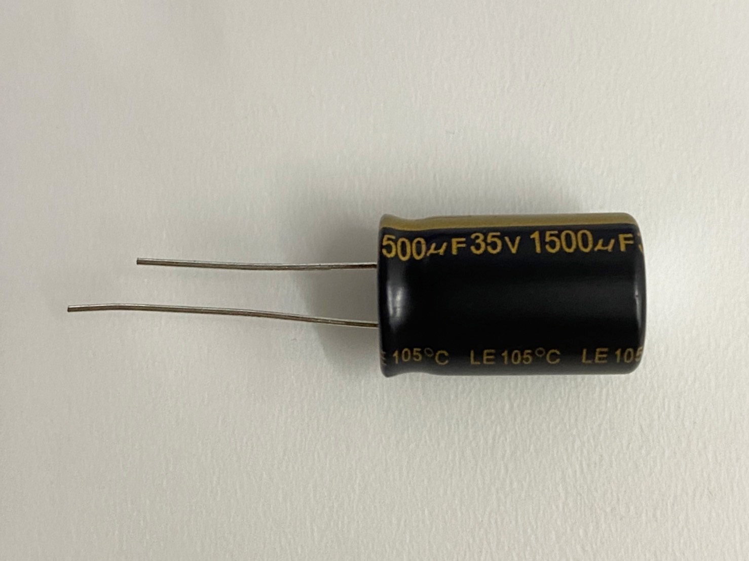 低漏電電容1500uF35V 1pcs ( LESR1500uF35V 13x21/105℃ )