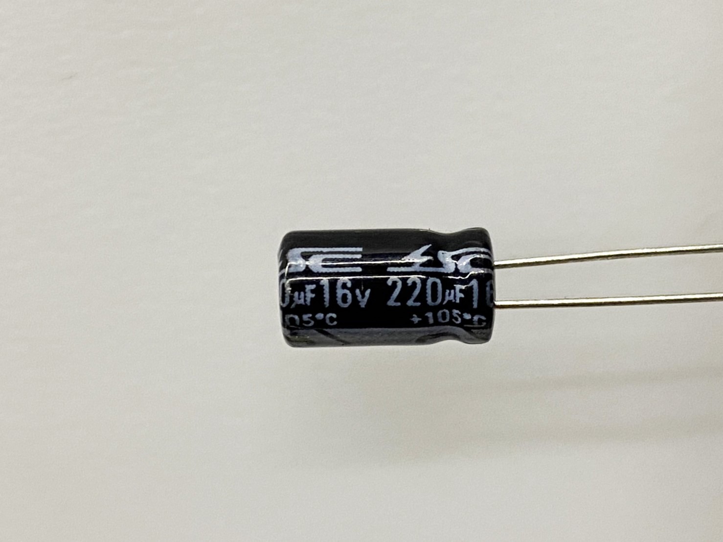 電解電容220uF16V 5pcs ( EC220uF16V 6x11/105℃ )