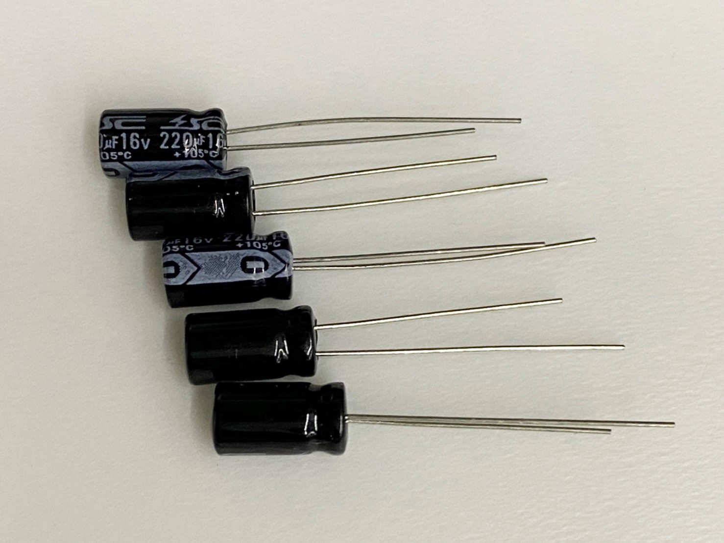 電解電容220uF16V 5pcs ( EC220uF16V 6x11/105℃ )