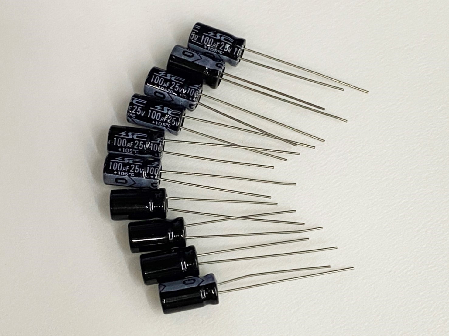 電解電容100uF25V 10pcs ( EC100uF25V 6x11/105℃ )