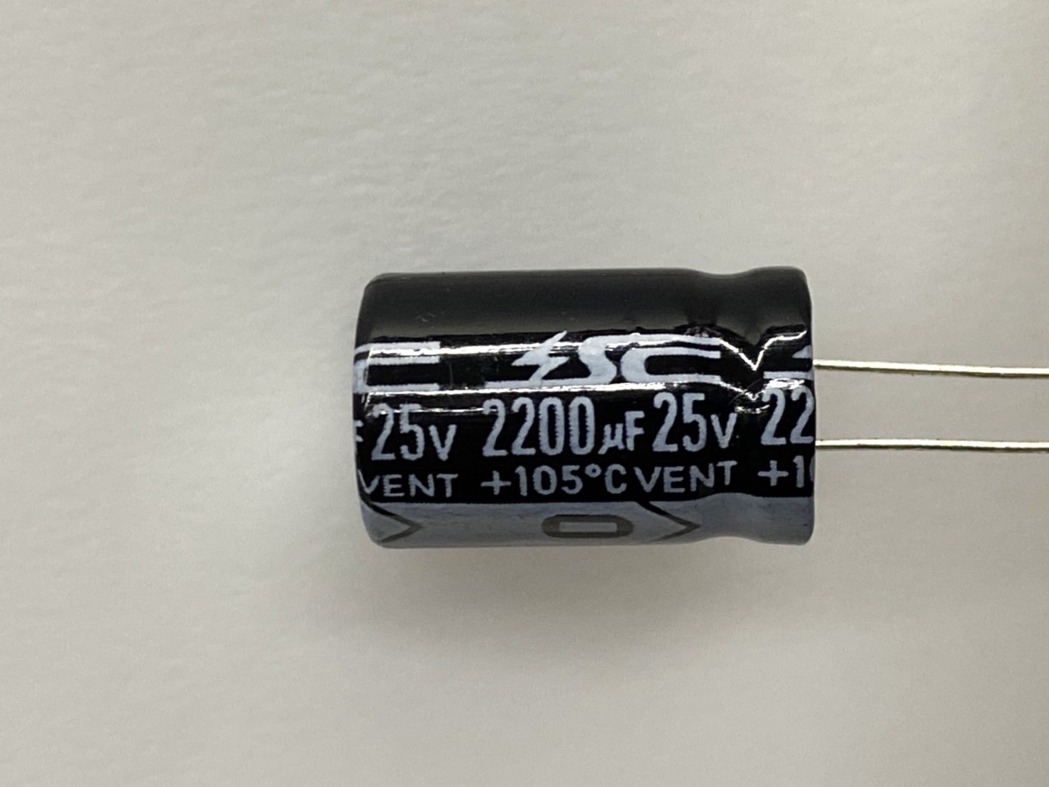 電解電容2200uF25V 1pcs ( EC2200uF25V 13x21/105℃ )