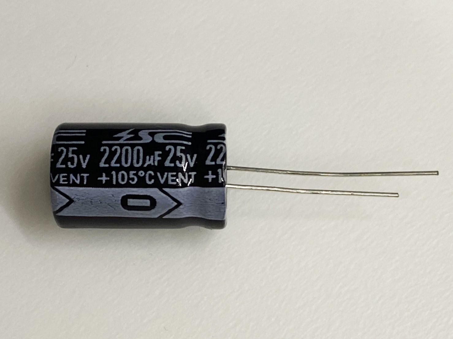 電解電容2200uF25V 1pcs ( EC2200uF25V 13x21/105℃ )