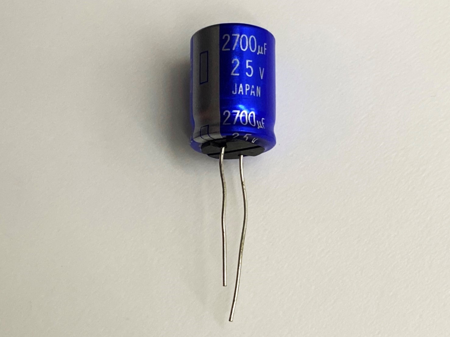 日製音響級電容2700uF25V 1pcs ( 2700uF25V 15x24/85℃ )