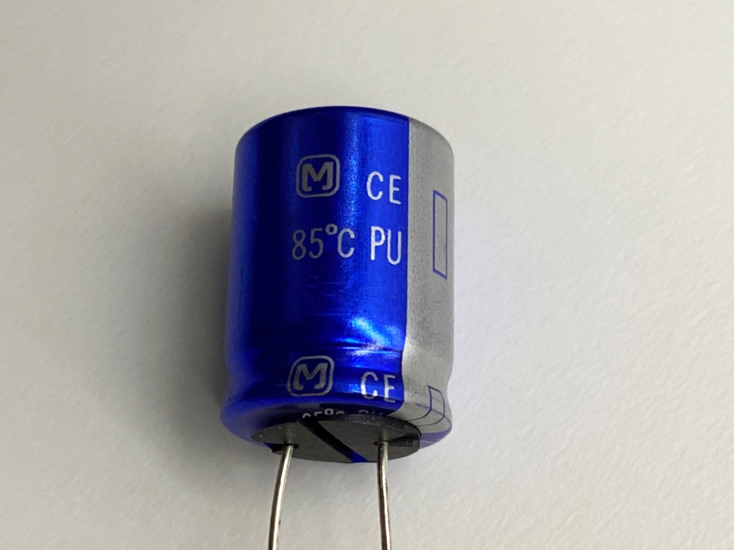 日製音響級電容2700uF25V 1pcs ( 2700uF25V 15x24/85℃ )