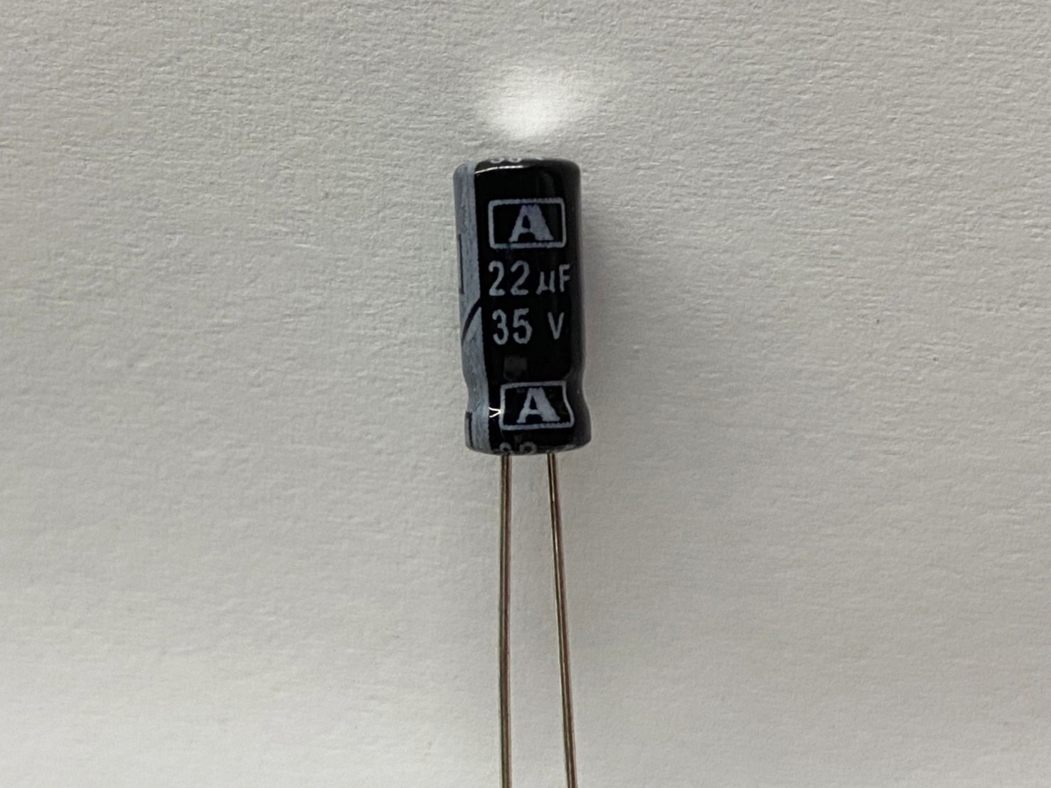 電解電容22uF35V 10pcs ( EC22uF35V 5x11/105℃ )