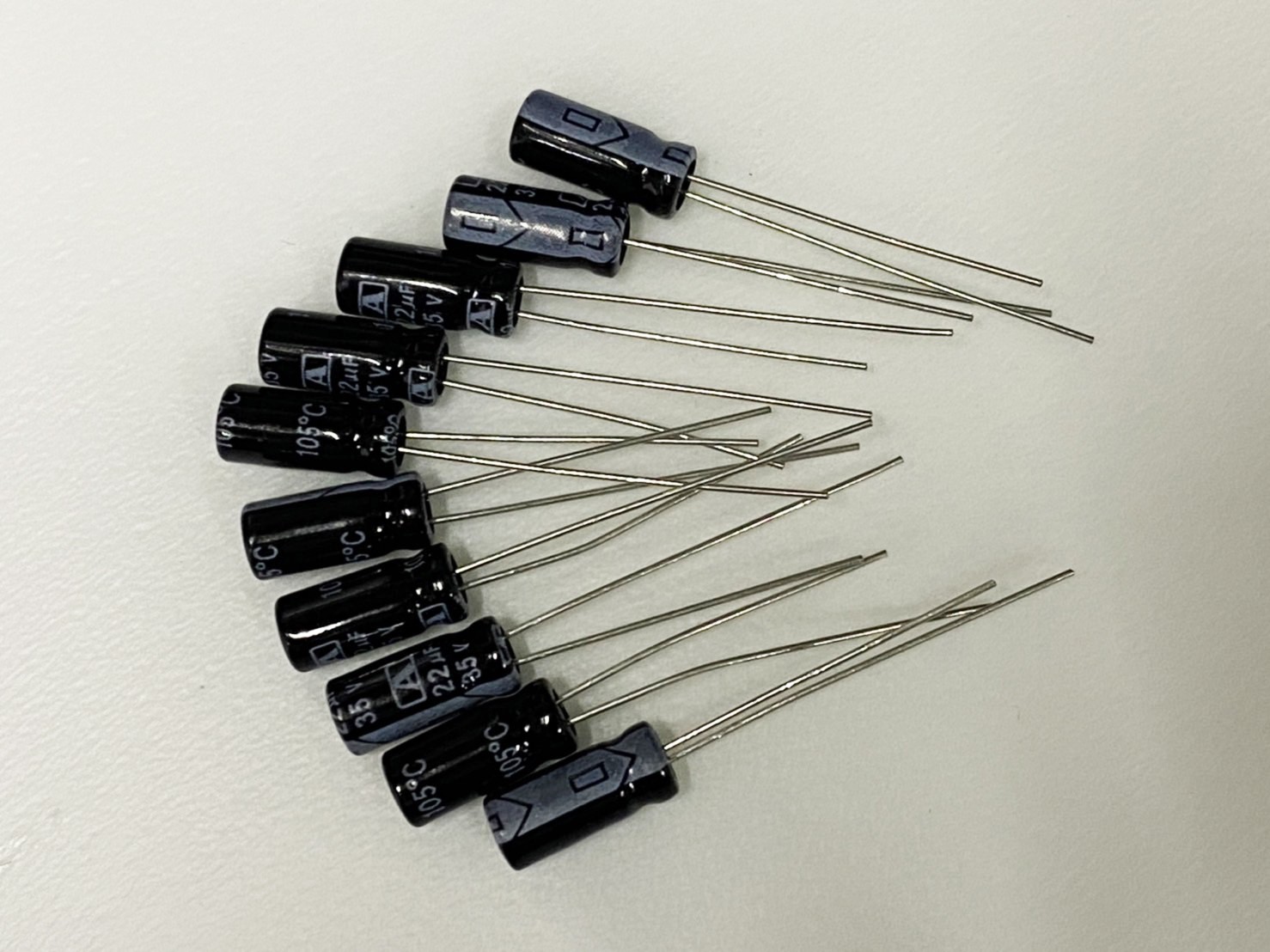 電解電容22uF35V 10pcs ( EC22uF35V 5x11/105℃ )