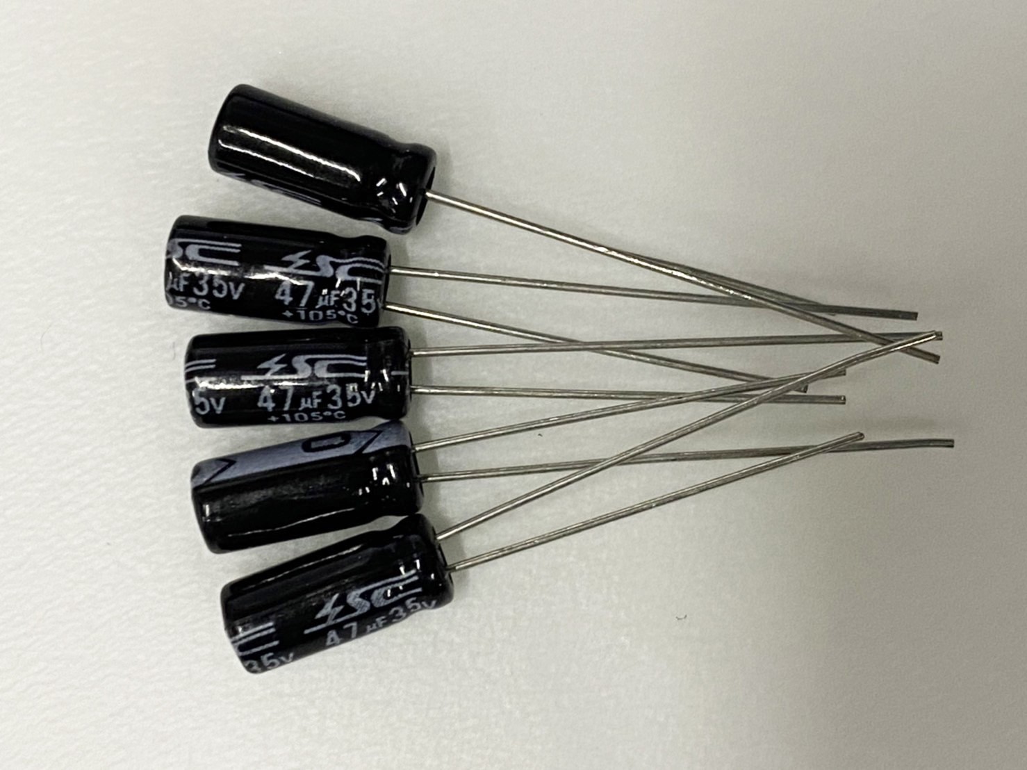 電解電容47uF35V 5pcs ( EC47uF35V 5x11/105℃ )