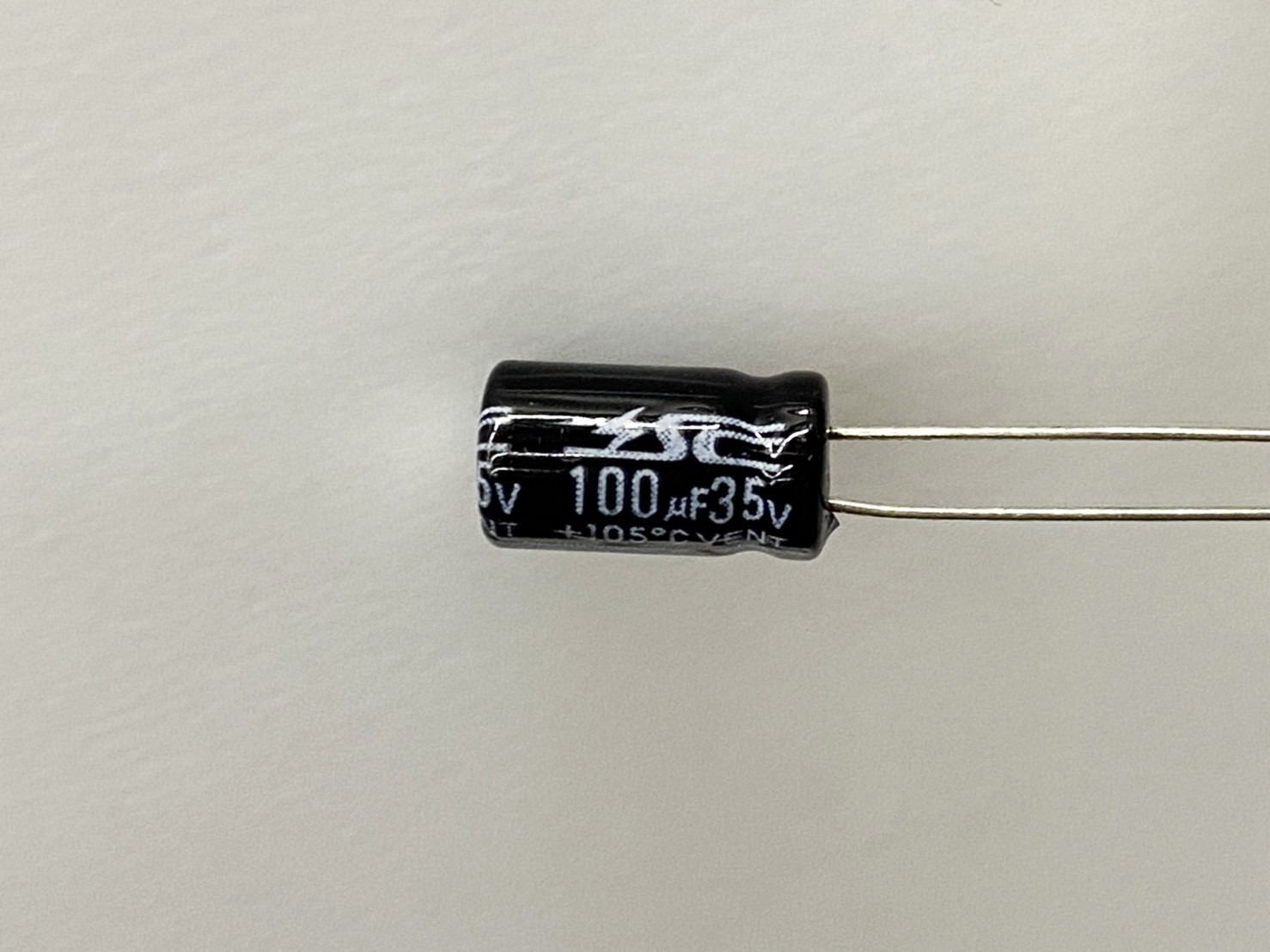 電解電容100uF35V 5pcs ( EC100uF35V 6x11/105℃ )