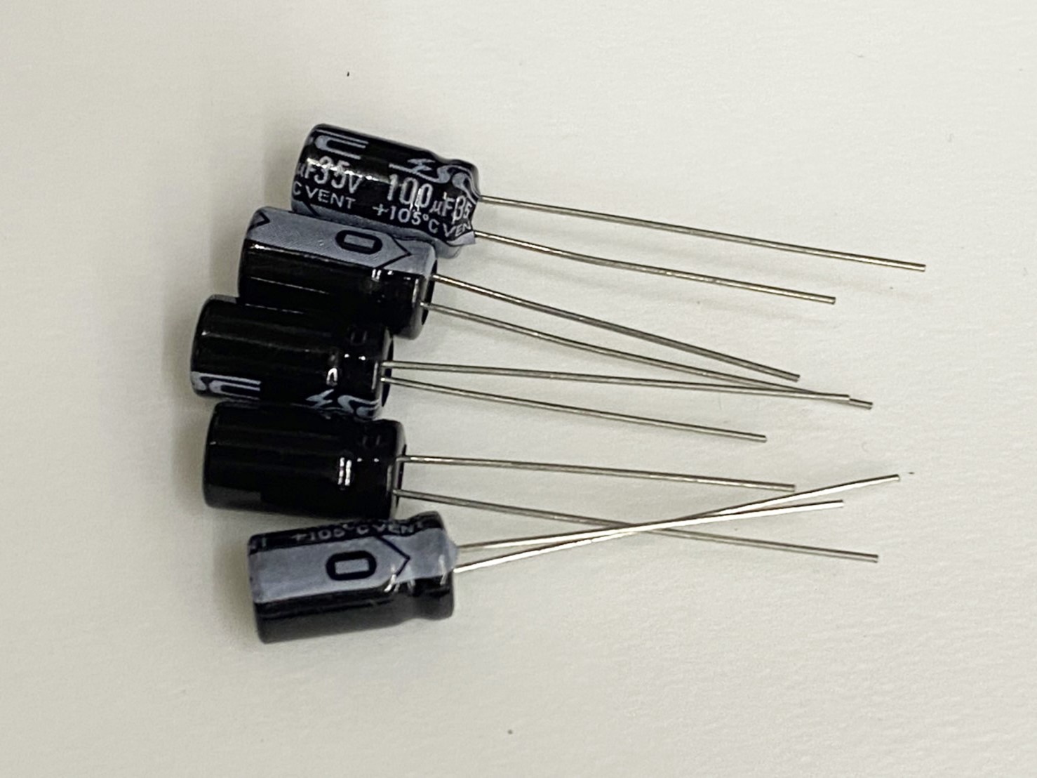 電解電容100uF35V 5pcs ( EC100uF35V 6x11/105℃ )