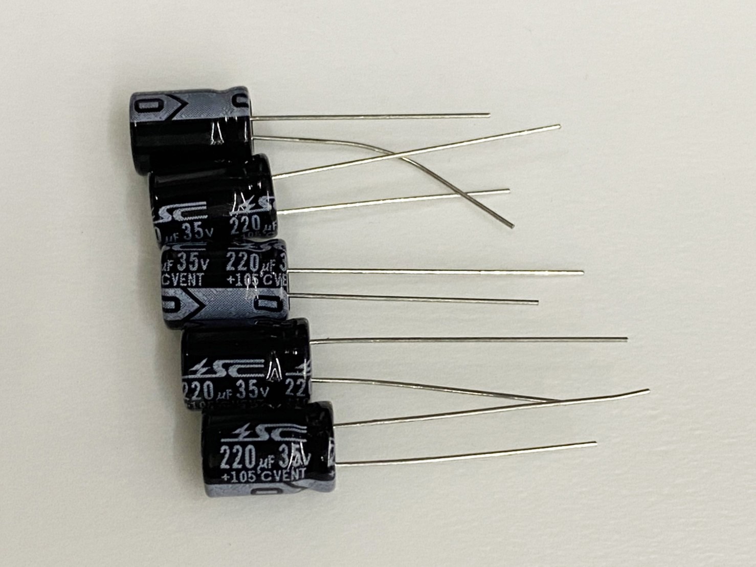 電解電容220uF35V 5pcs ( EC220uF35V 8x11/105℃ )
