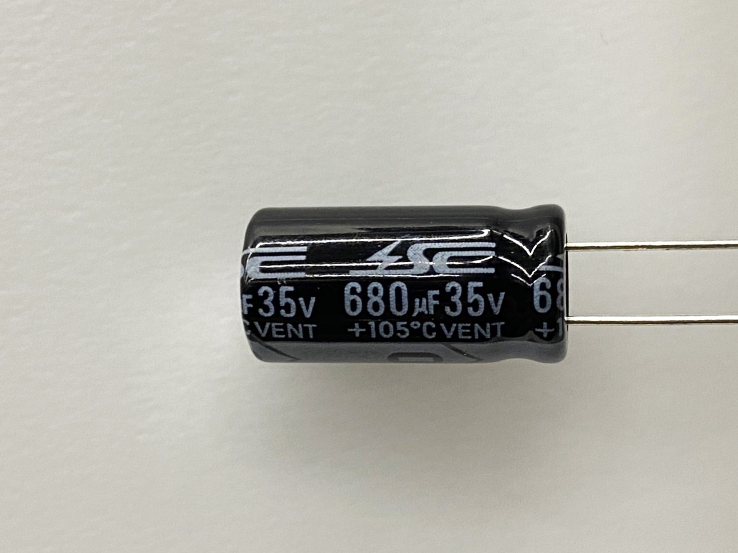 電解電容680uF35V 2pcs ( EC680uF35V 10x20/105℃ )