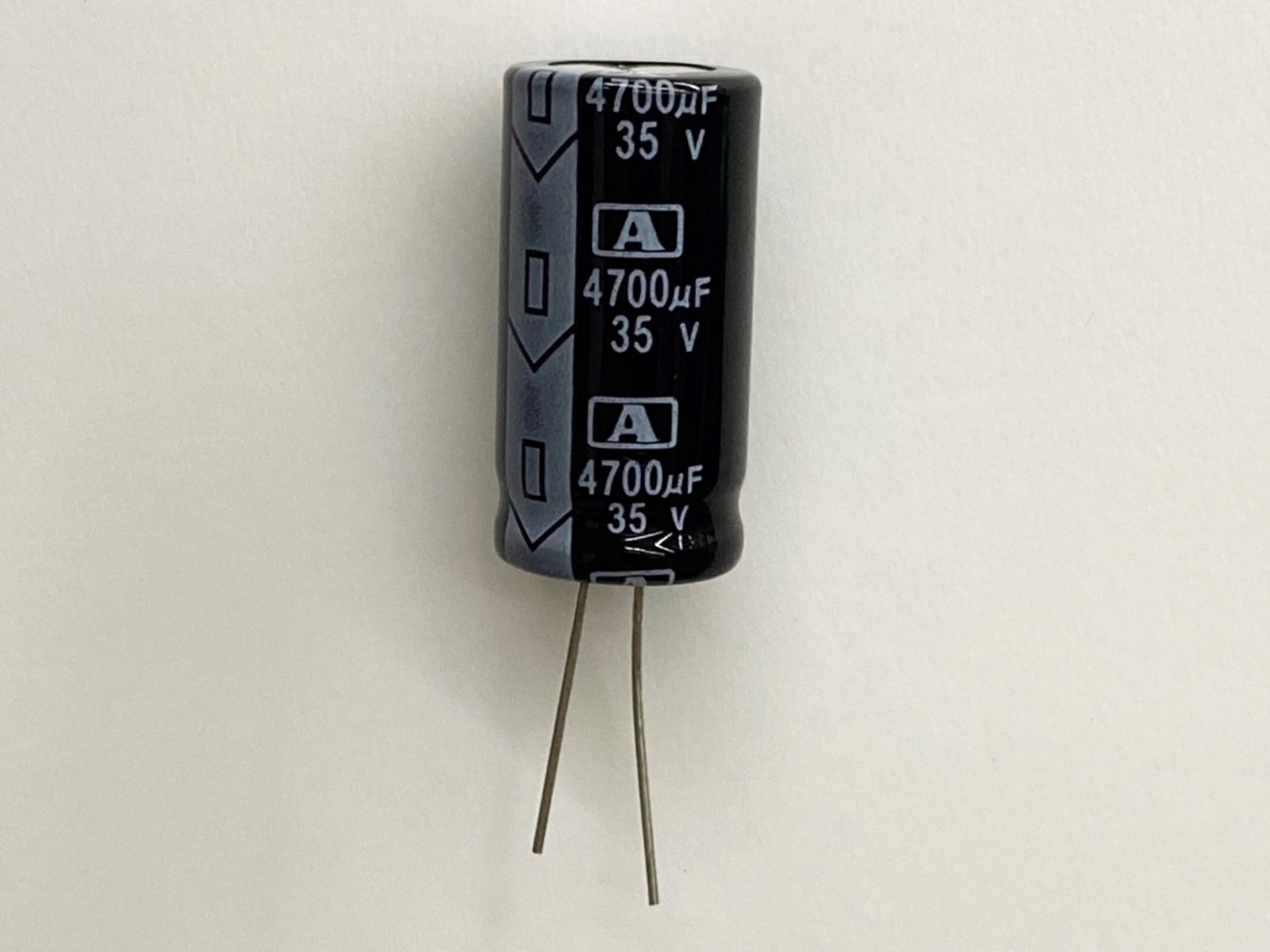 電解電容4700uF35V 1pcs ( EC4700uF35V 18x36/105℃ )