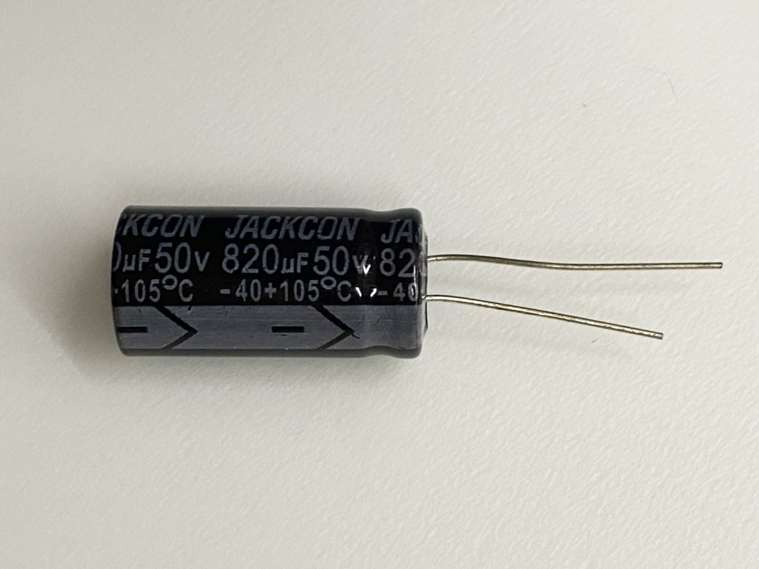 電解電容820uF50V 1pcs ( EC820uF50V 13x26/105℃ )