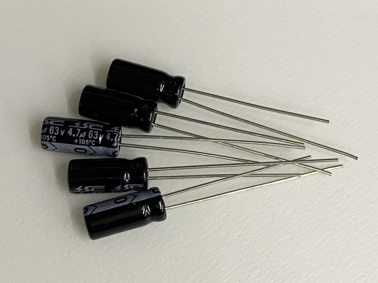 電解電容4.7uF63V 5pcs ( EC4.7uF63V 5x11/105℃ )