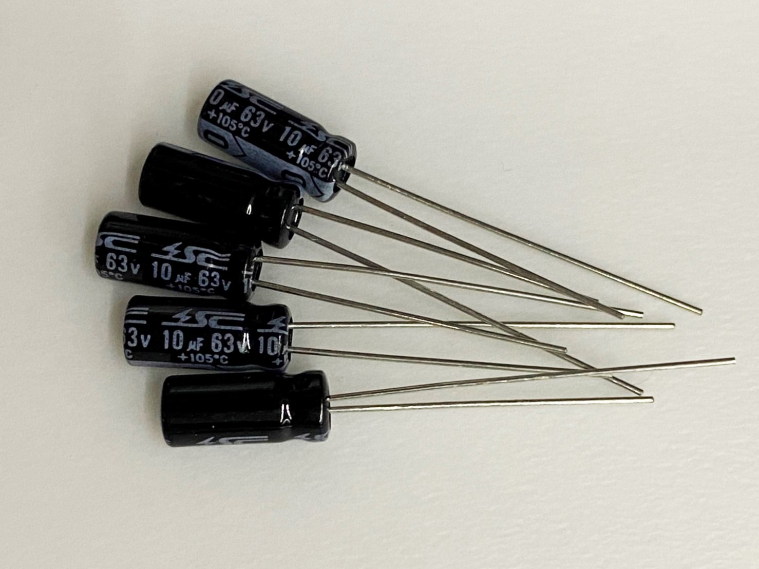 電解電容10uF63V 5pcs ( EC10uF63V 5x11/105℃ )