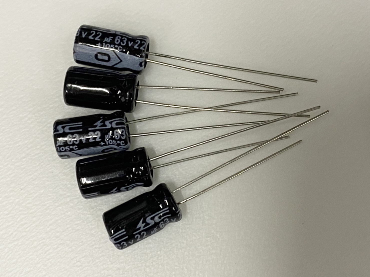 電解電容22uF63V 5pcs ( EC22uF63V 6x11/105℃ )