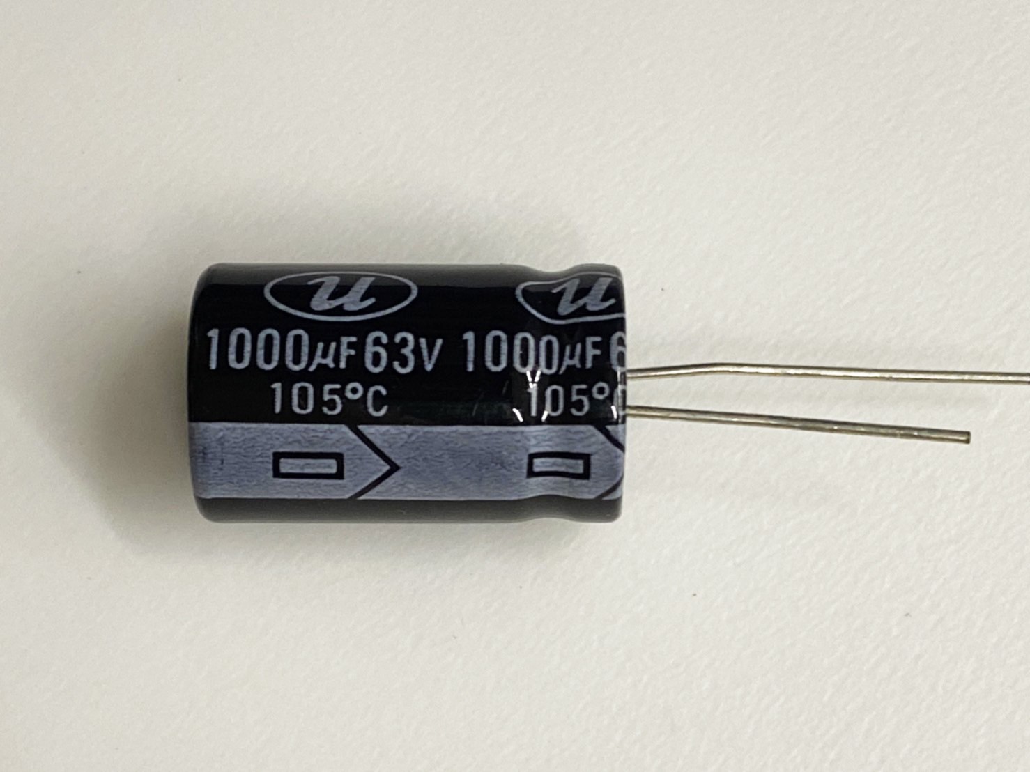 電解電容1000uF63V 1pcs ( EC1000uF63V 16x26/105℃ )