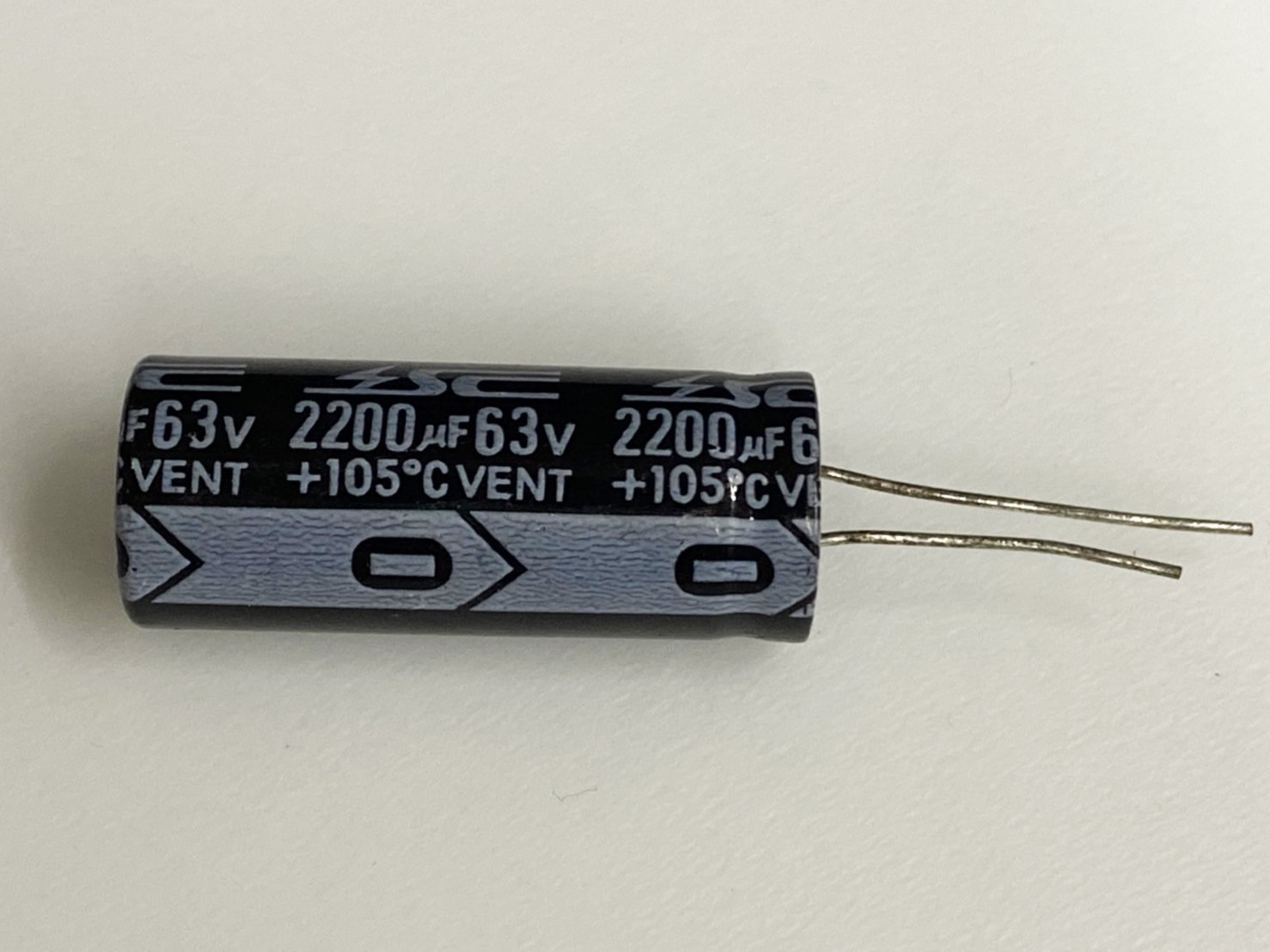 電解電容2200uF63V 1pcs ( EC2200uF63V 18x36/105℃ )
