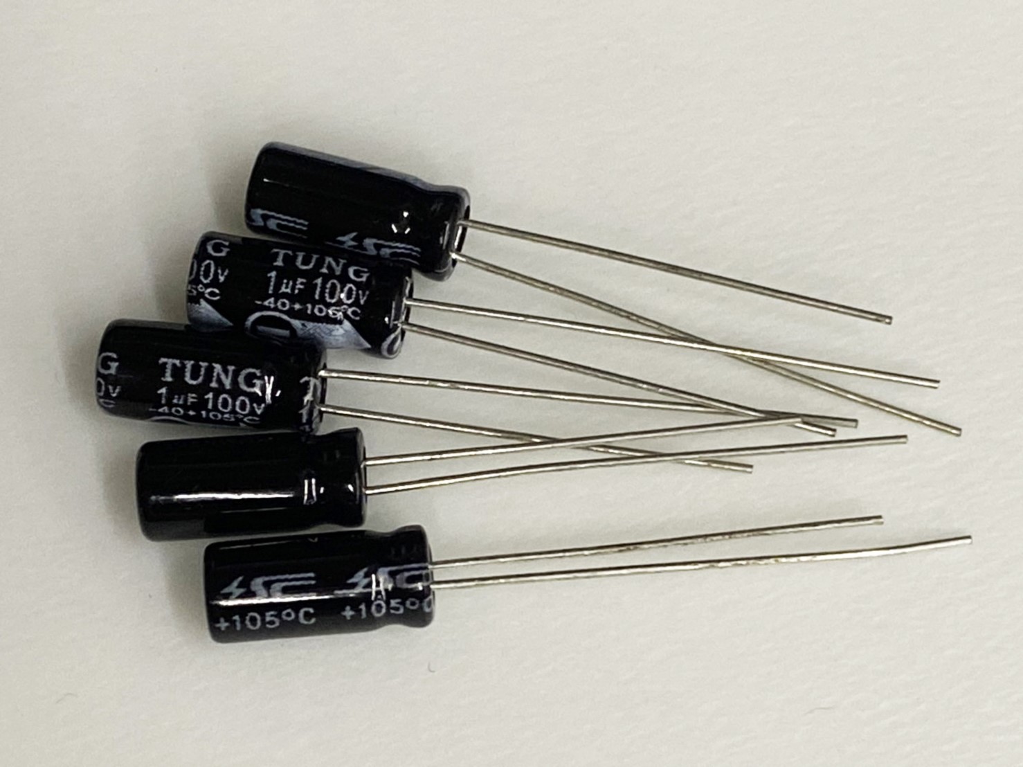 電解電容1uF100V 5pcs ( EC1uF100V 5x11/105℃ )