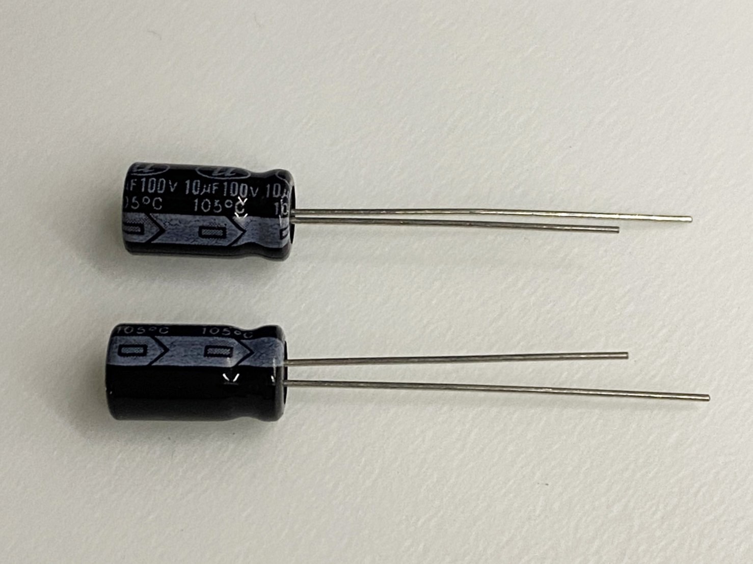 電解電容10uF100V 2pcs ( EC10uF100V 6x11/105℃ )