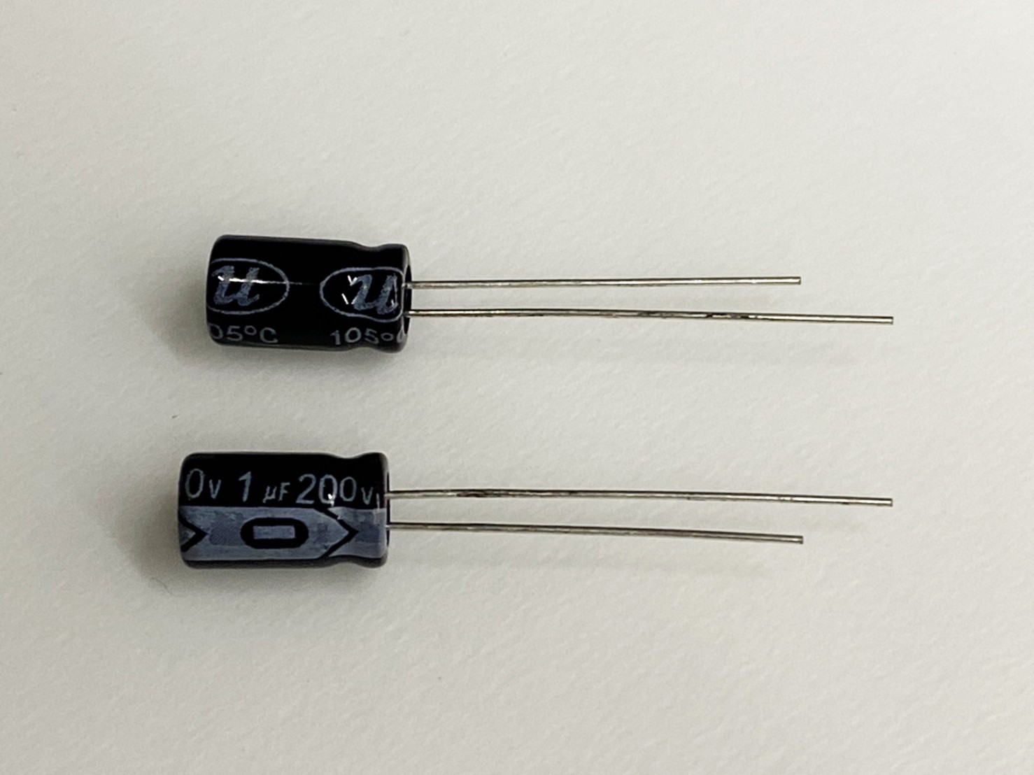 電解電容1uF200V 2pcs ( EC1uF200V 6.3x11/105℃ )