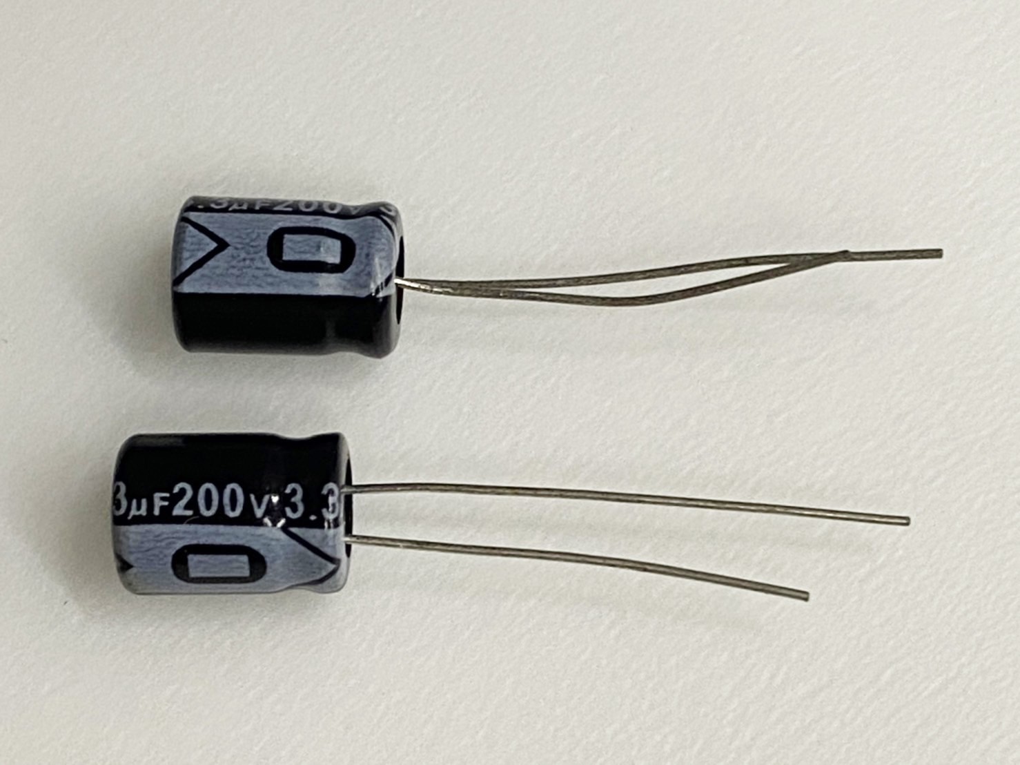 電解電容3.3uF200V 2pcs ( EC3.3uF200V 8x11/105℃ )