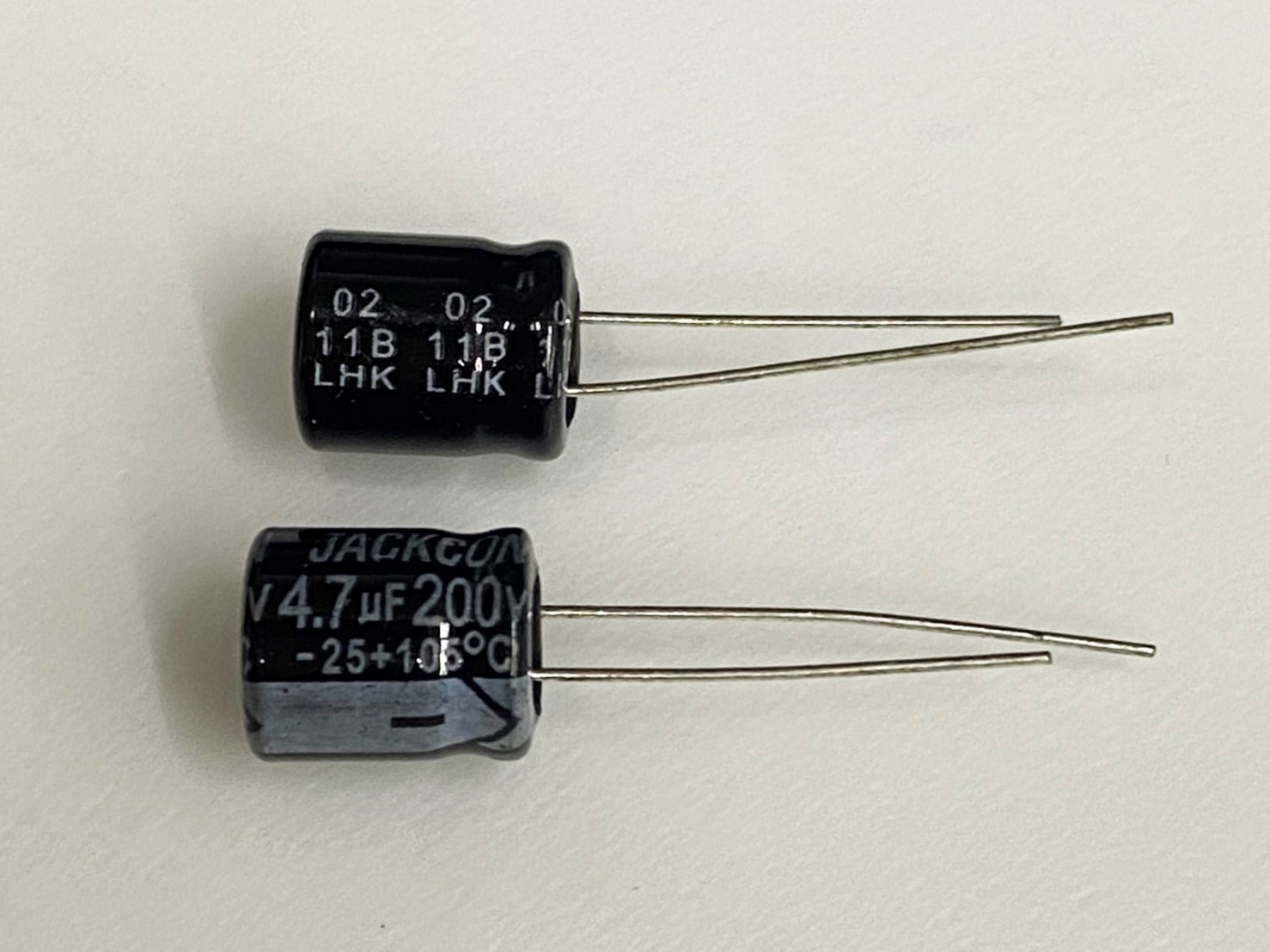 電解電容4.7uF200V 2pcs ( EC4.7uF200V 10x12/105℃ )