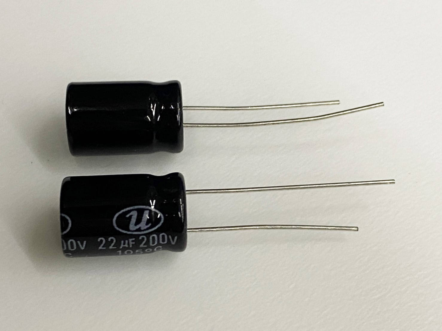 電解電容22uF200V 2pcs ( EC22uF200V 10x15/105℃ )