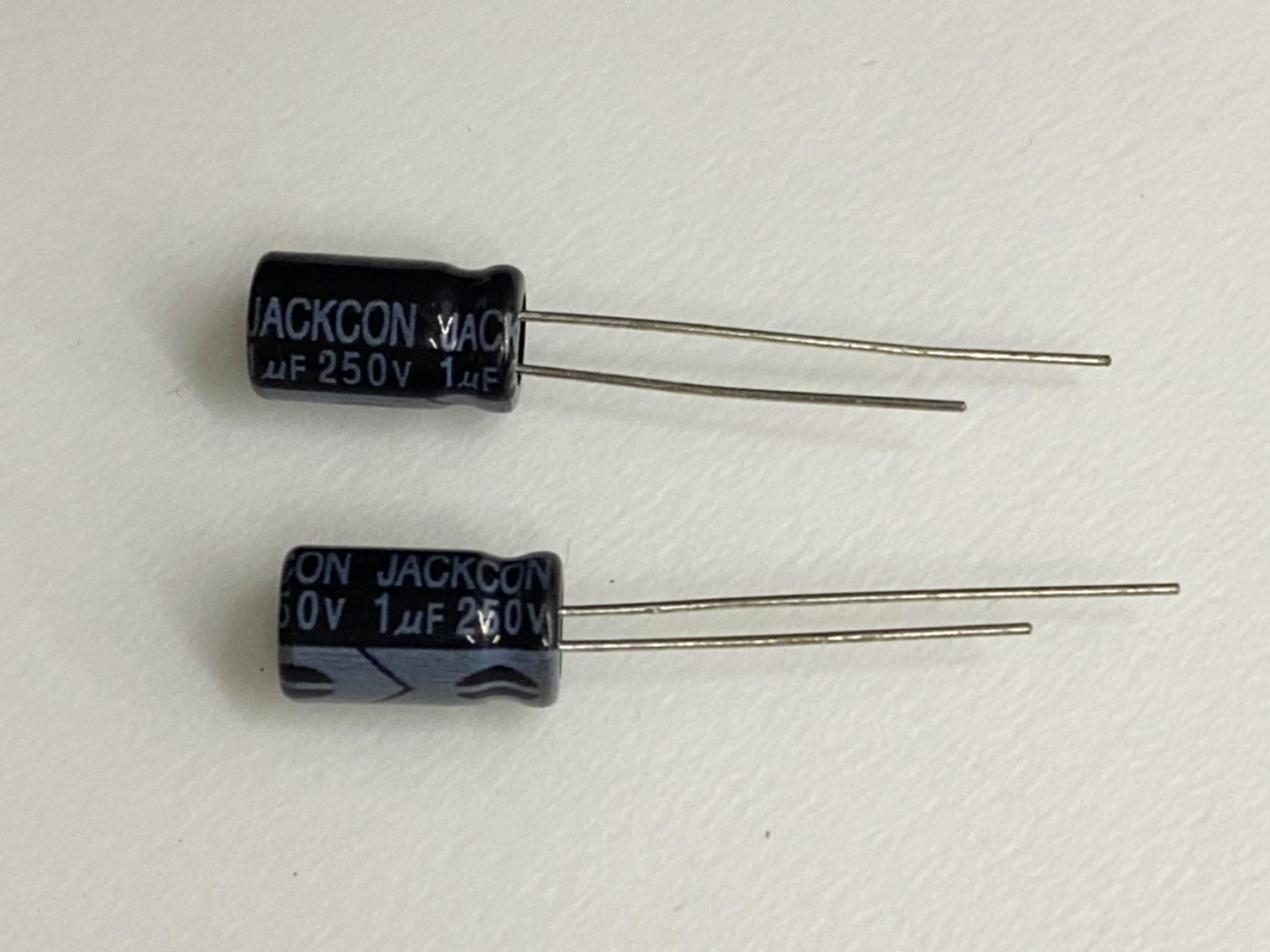 電解電容1uF250V 2pcs ( EC1uF250V 6x11/105℃ )