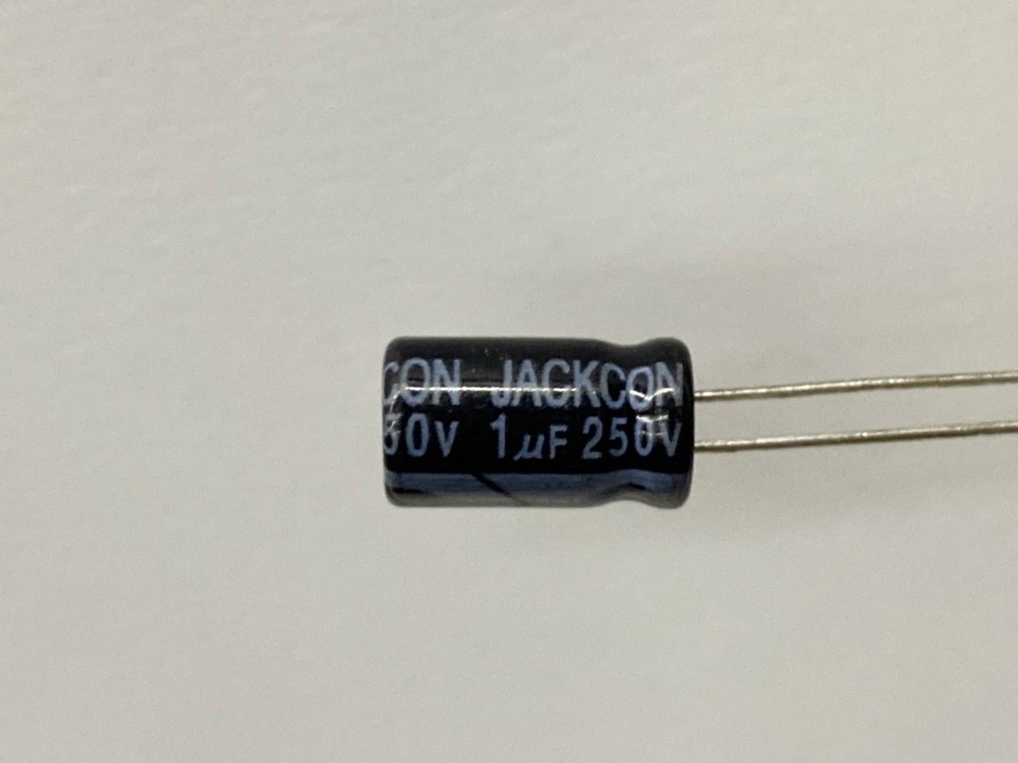 電解電容1uF250V 2pcs ( EC1uF250V 6x11/105℃ )