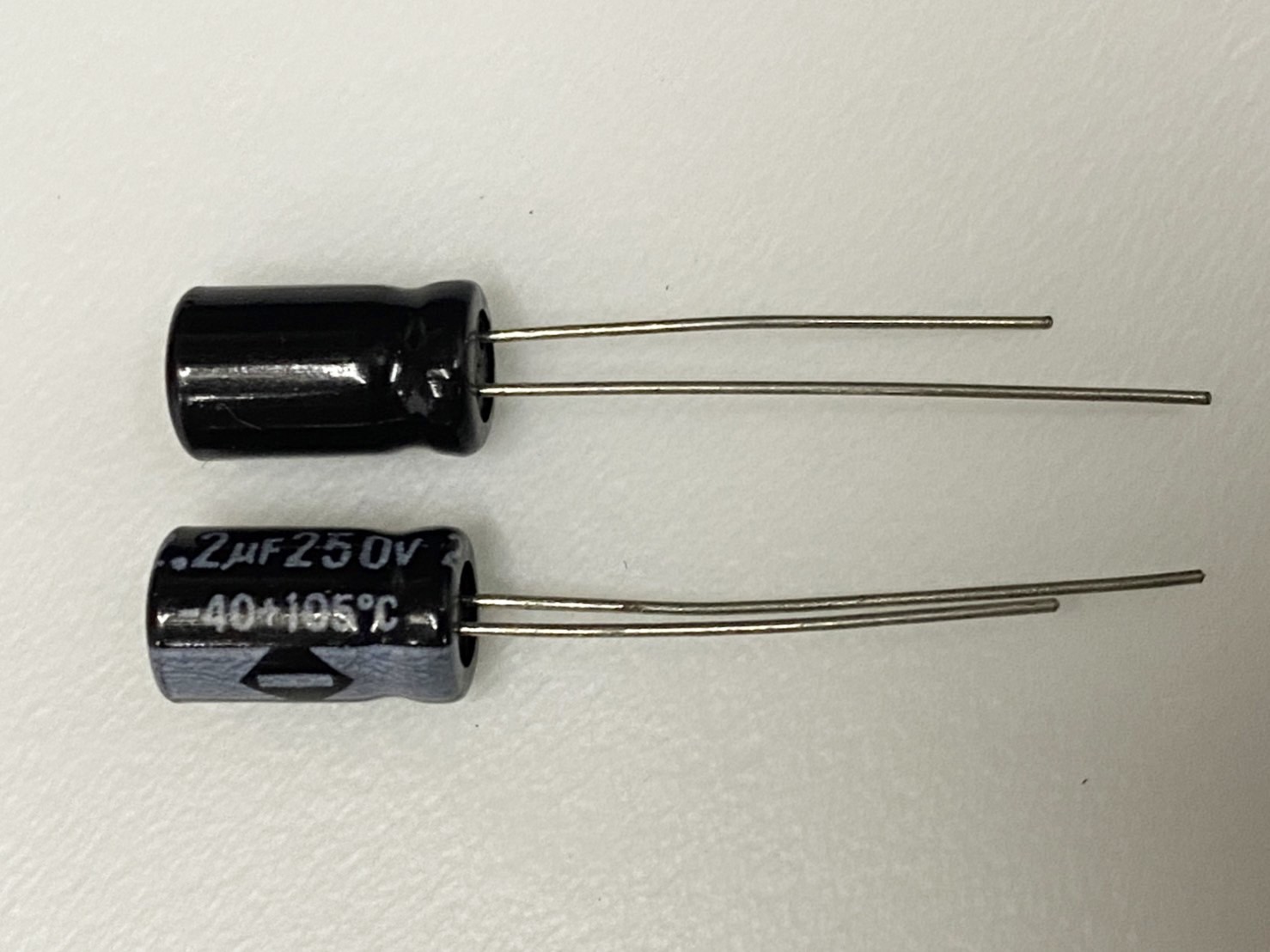 電解電容2.2uF250V 2pcs ( EC2.2uF250V 6.3x11/105℃ )