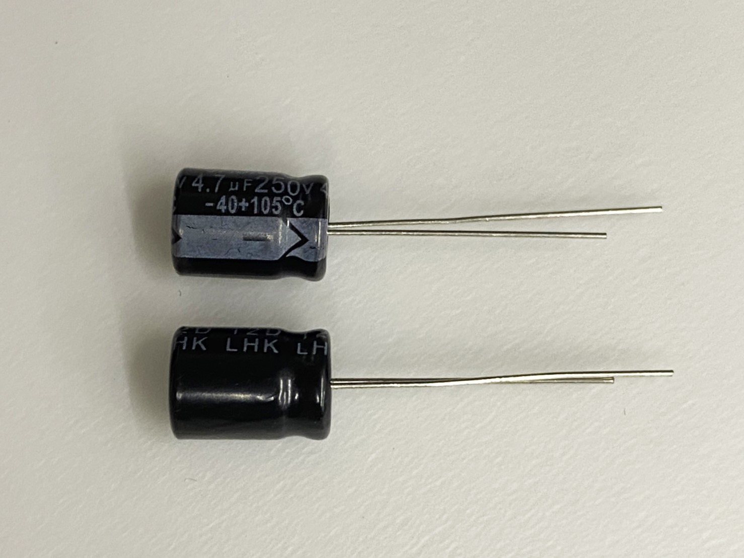 電解電容4.7uF250V 2pcs ( EC4.7uF250V 8x11/105℃ )