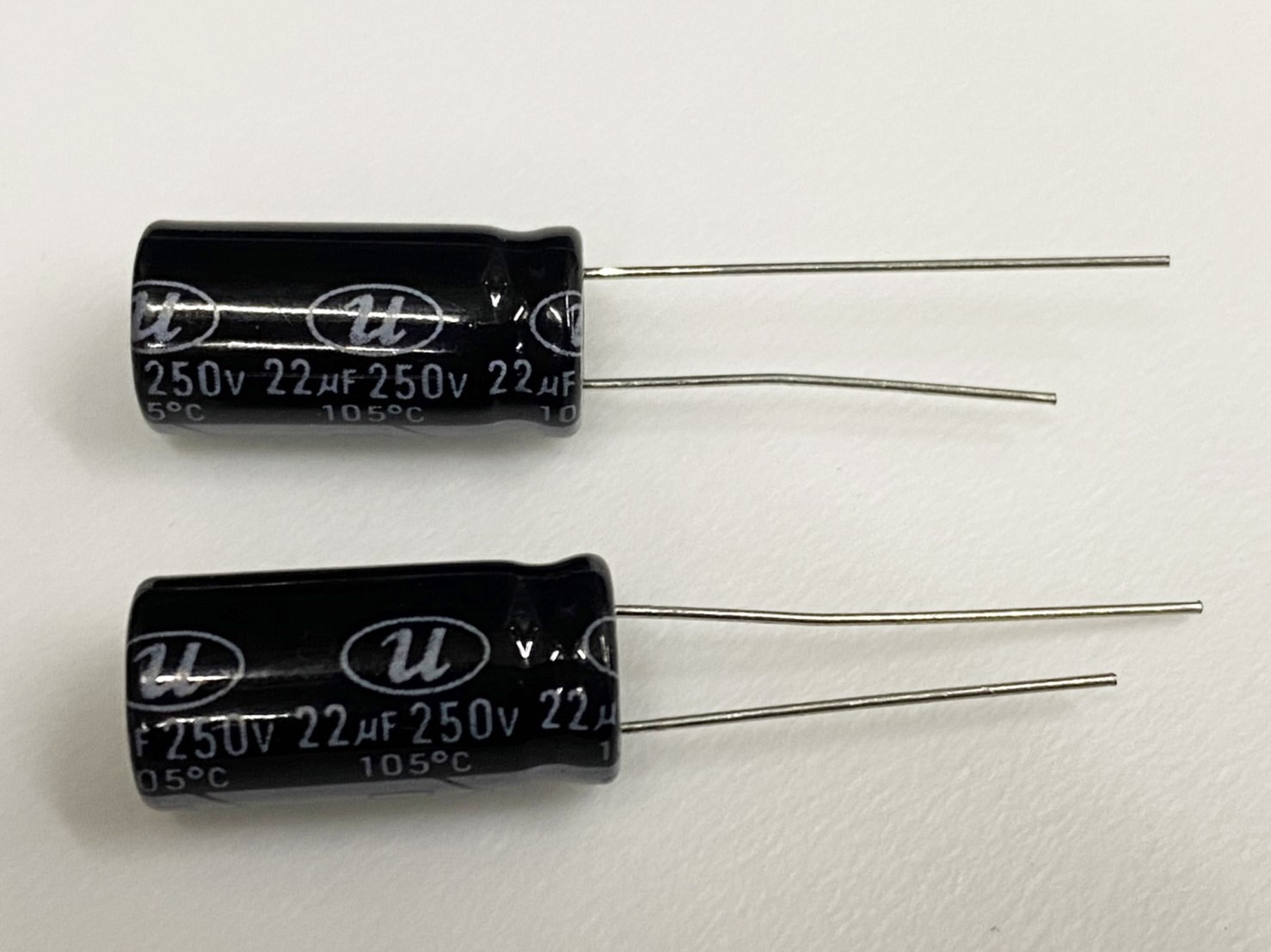 電解電容22uF250V 2pcs ( EC22uF250V 10x21/105℃ )