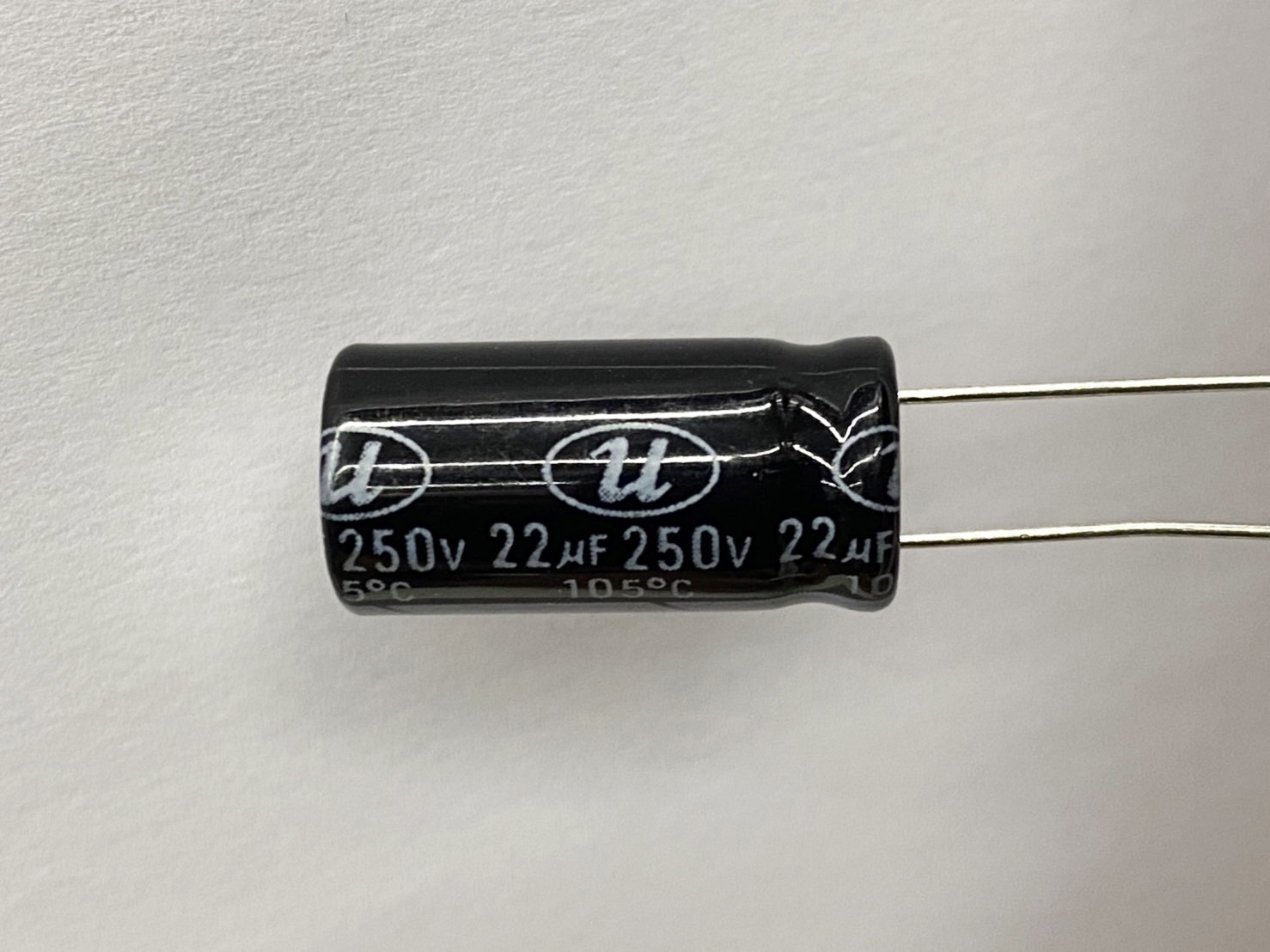 電解電容22uF250V 2pcs ( EC22uF250V 10x21/105℃ )