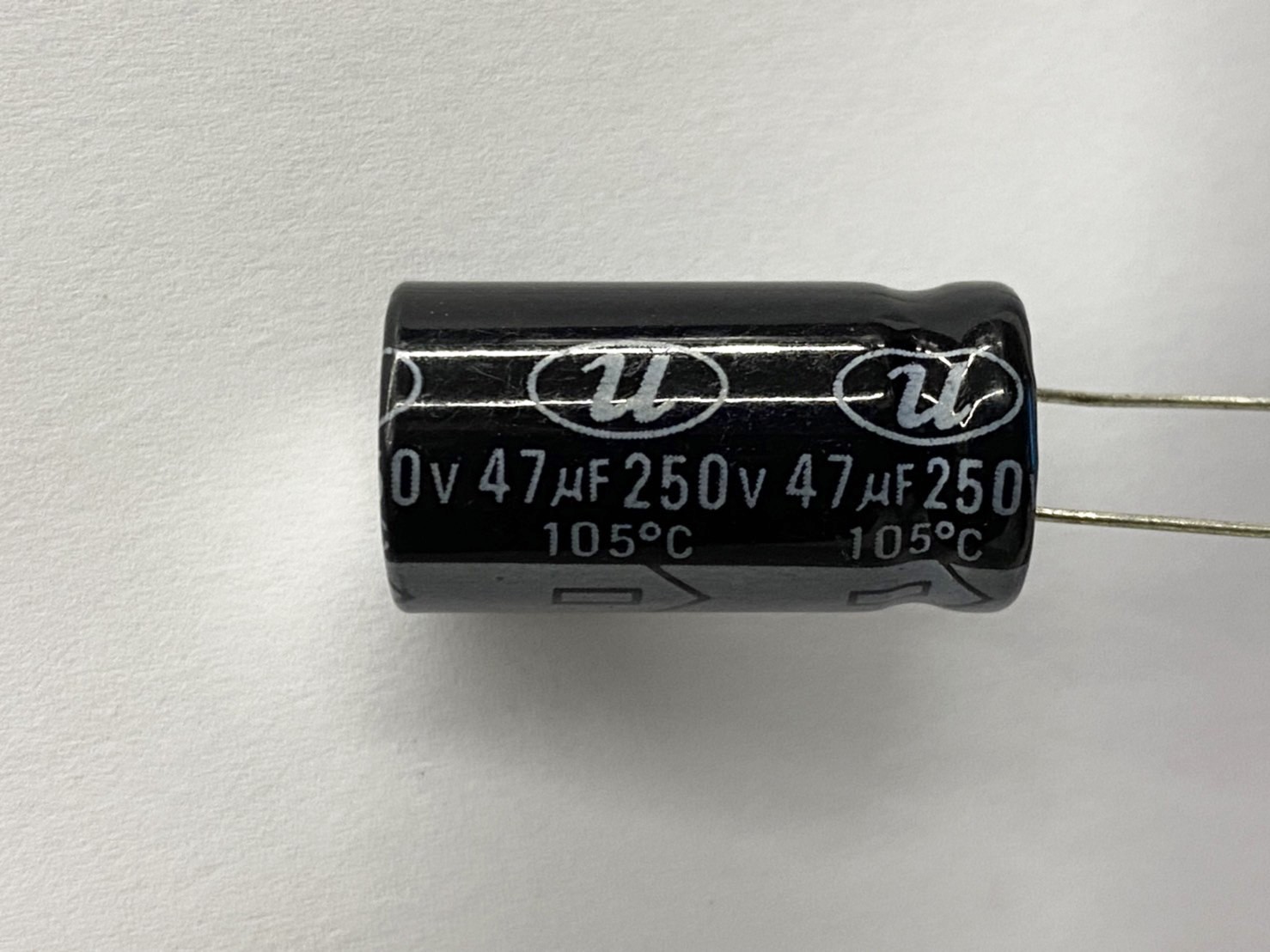 電解電容47uF250V 1pcs ( EC47uF250V 13x26/105℃ )
