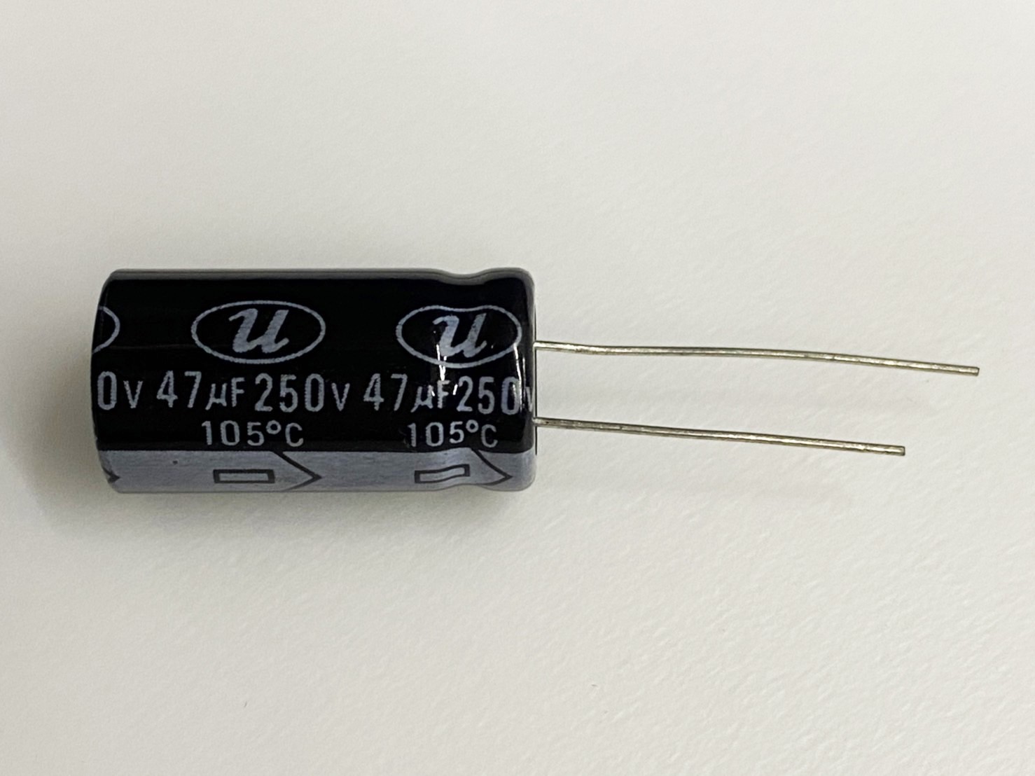 電解電容47uF250V 1pcs ( EC47uF250V 13x26/105℃ )